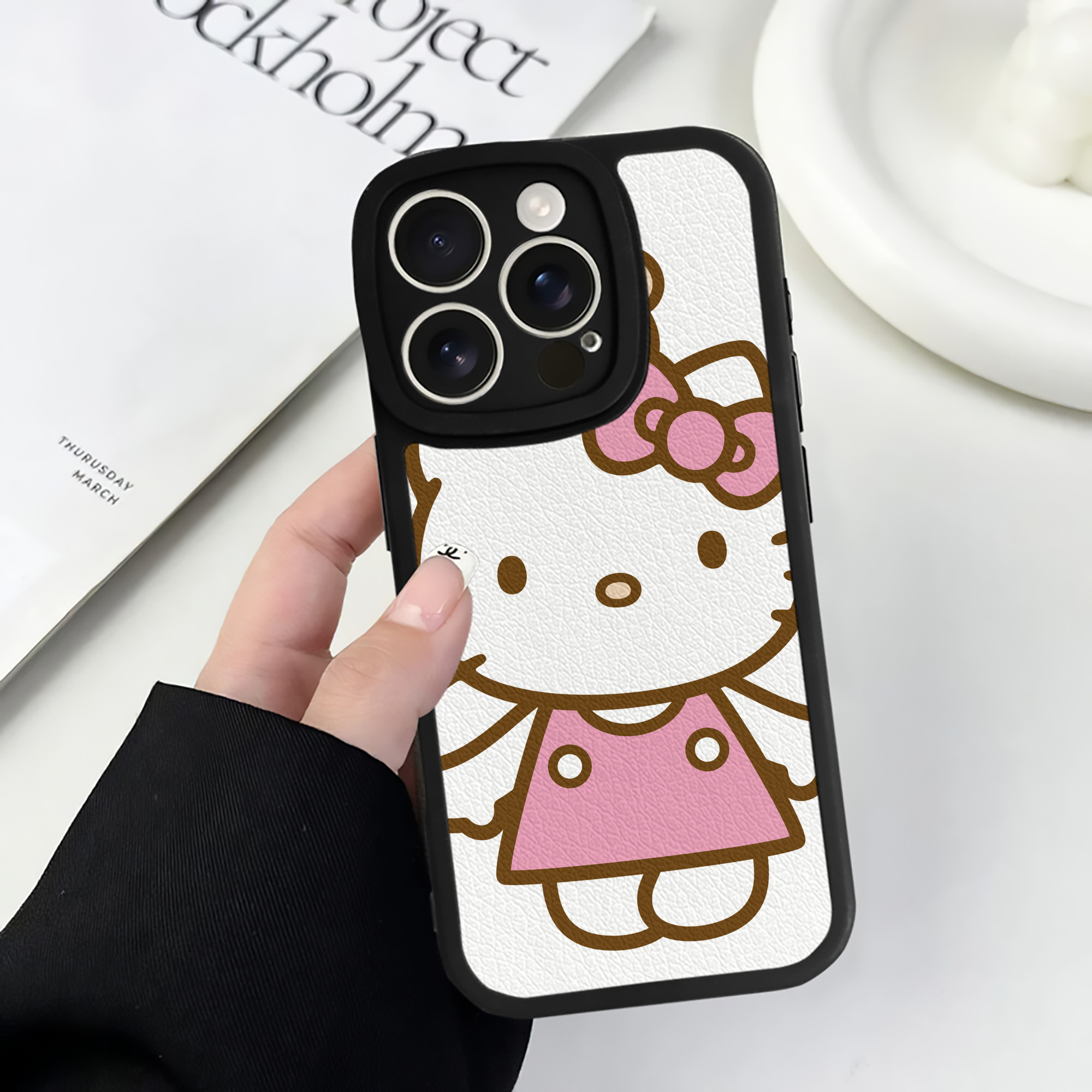 （画像用） Hello Kitty ハローキティ 【iPhone 16シリーズ対応】シリコンスマホケース（レザー調） 材質：シリコン